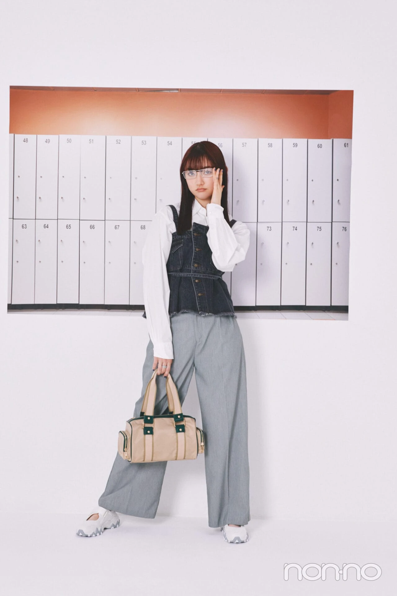 シャツにデニムビスチェを重ねた小宮山莉渚