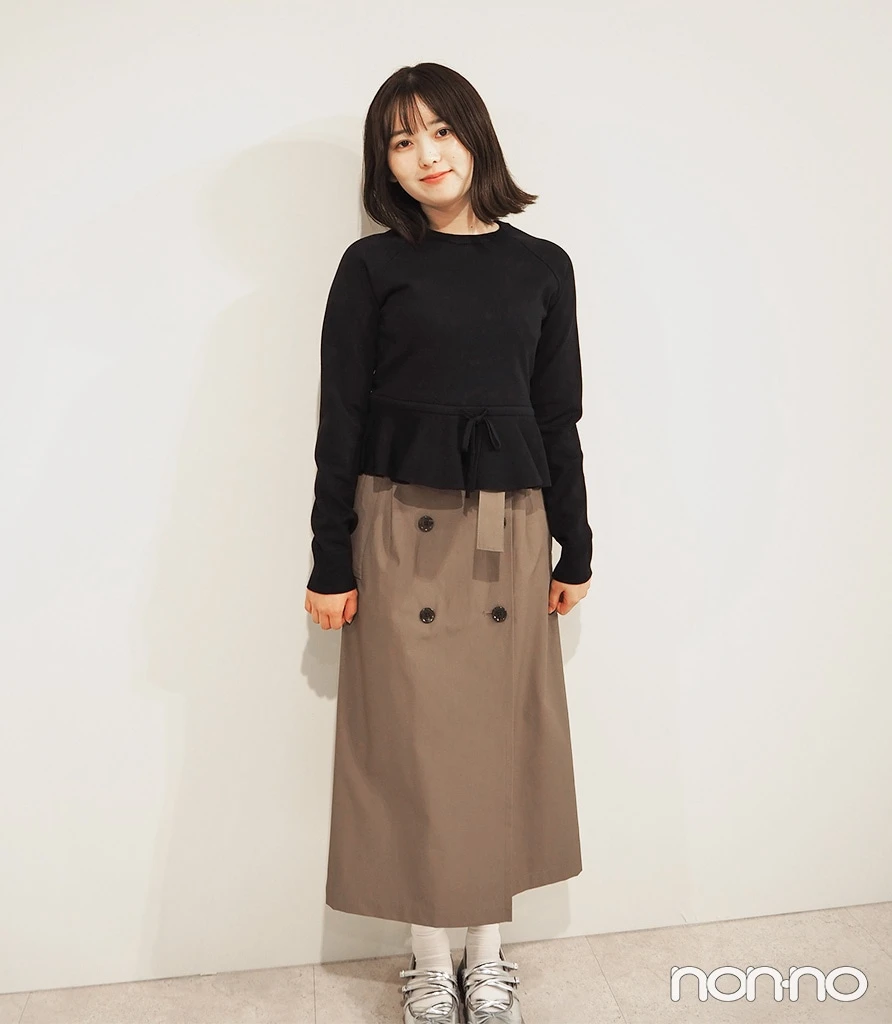 「トレンチスカート by rokh」 カラー: 56 OLIVEをシンプルニットと合わせた着回しコーデ