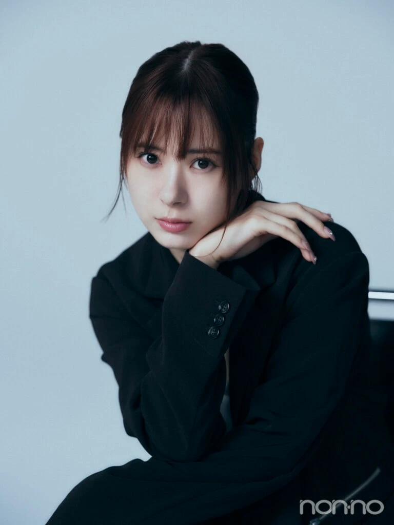 椅子に座り、ポーズを取るモーニング娘。’25生田衣梨奈さん