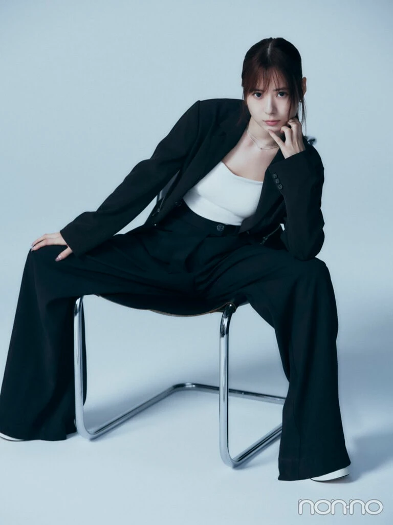 モノトーンのセットアップで椅子に座るモーニング娘。’25生田衣梨奈さん