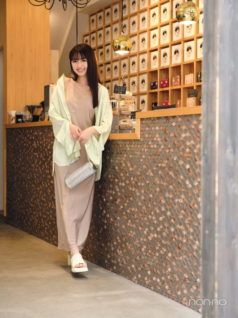 香音のツヤ素材キャミワンピコーデのメインカット