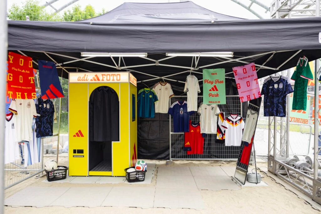 アディダスの証明写真機「adiFOTO」