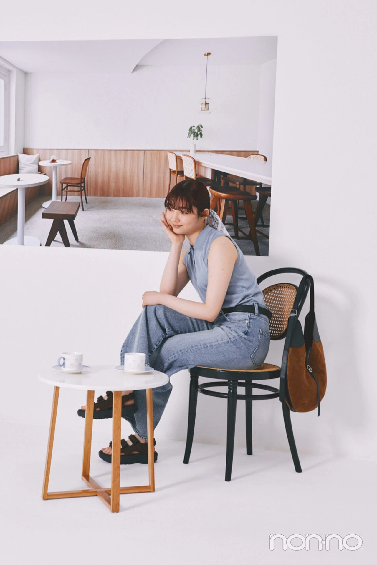水色のポロトップスにデニムを合わせた小宮山莉渚