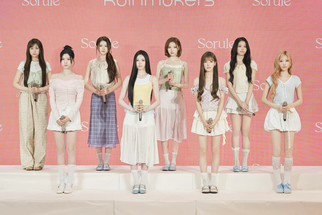 (後列・左から)YE-ON(イェオン)、A-NA(エイナ)、JIWOO(ジウ)、CARMEN(カルメン)
(前列・左から)JUUN(ジューン)、IAN(イアン)、YUHA(ユハ)、STELLA(ステラ)