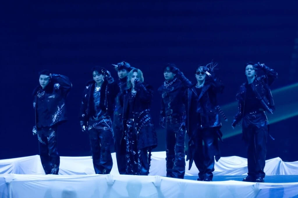 『SWIM』を披露するBTS
