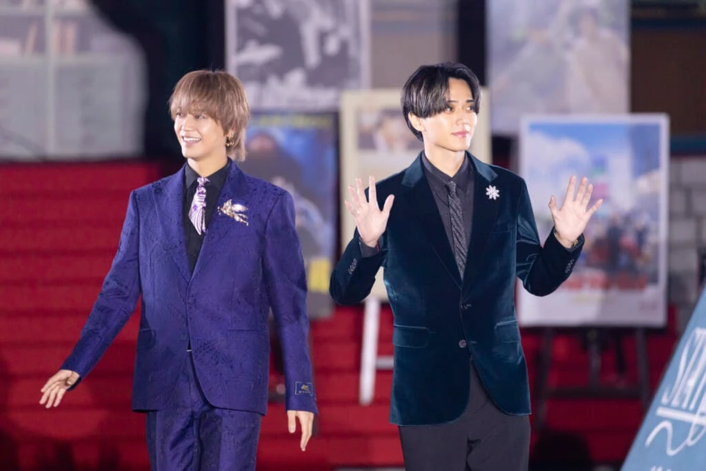 レッドカーペットを歩きながら、集まったファンの声援に応えるKing & Princeの永瀬廉さん、髙橋海人さん