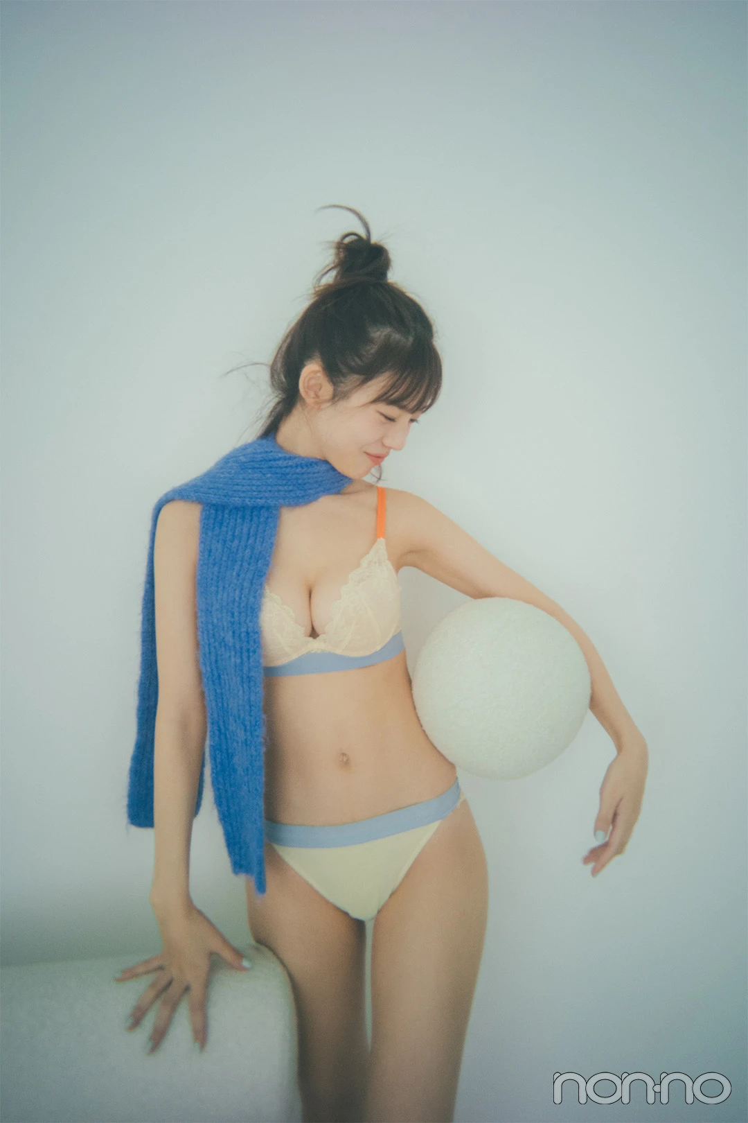 misoraのレースコンビブラショーツを着用し、白のオブジェを持つ菊地姫奈