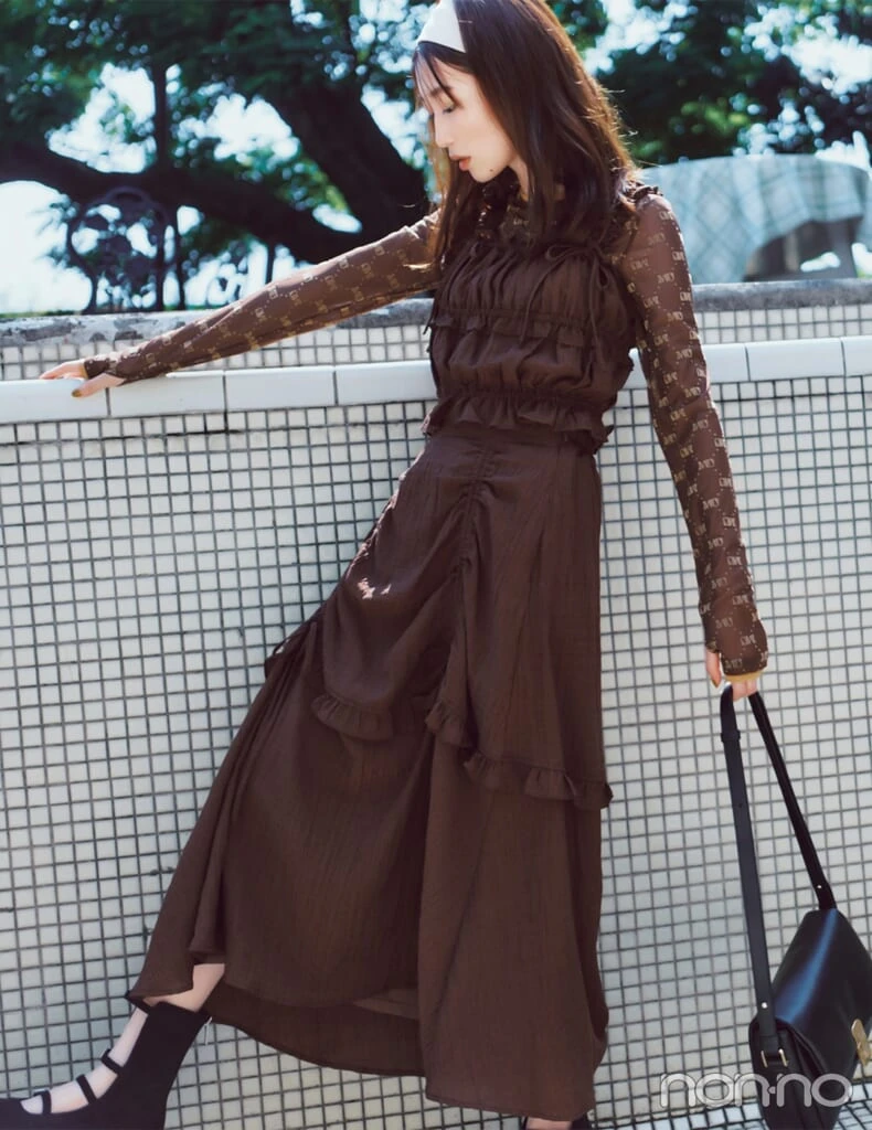 2025秋トレンドのブラウンコーデの服装の女性