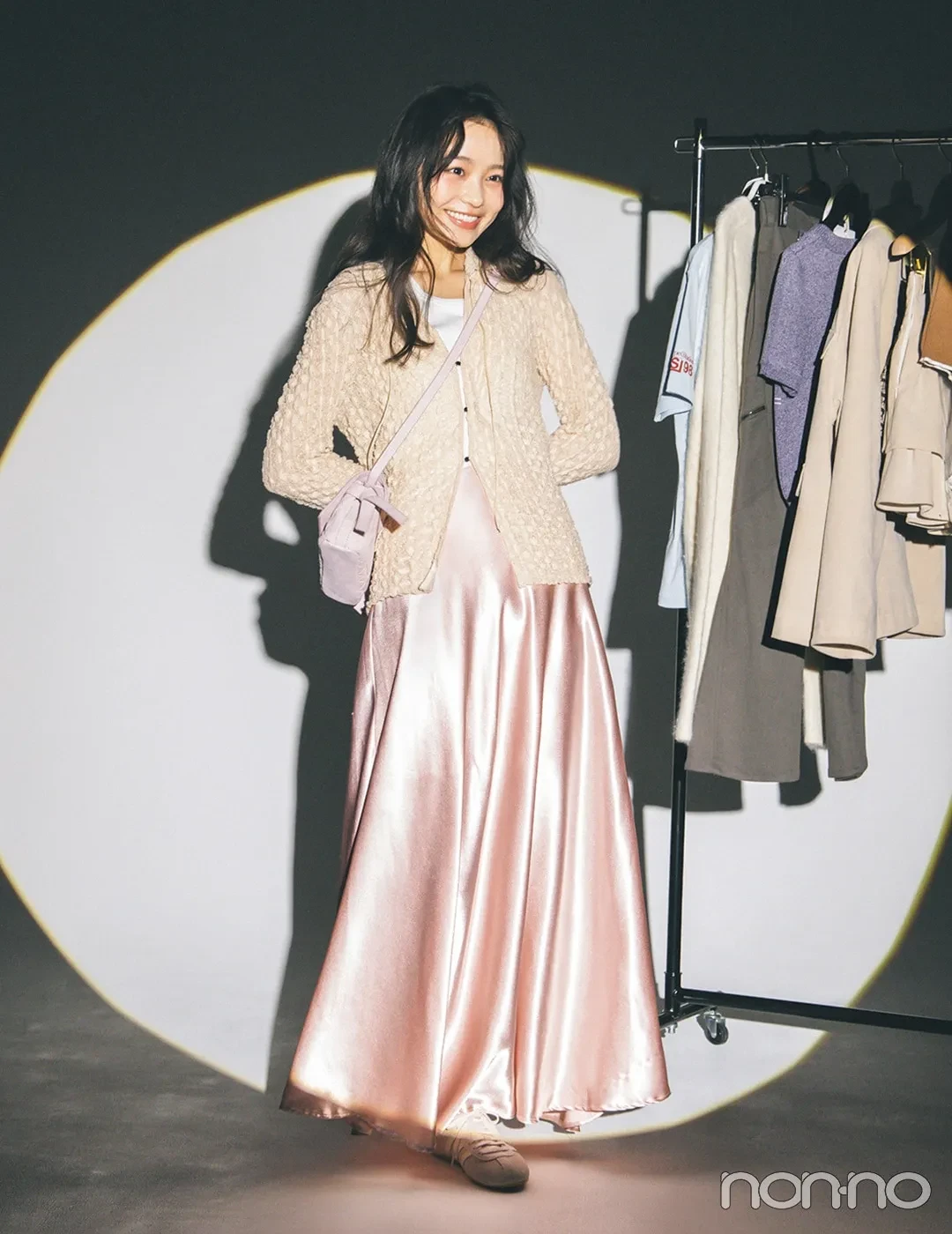 林芽亜里が着こなす大学生の一週間コーデ 水曜日のサテンスカートスタイル