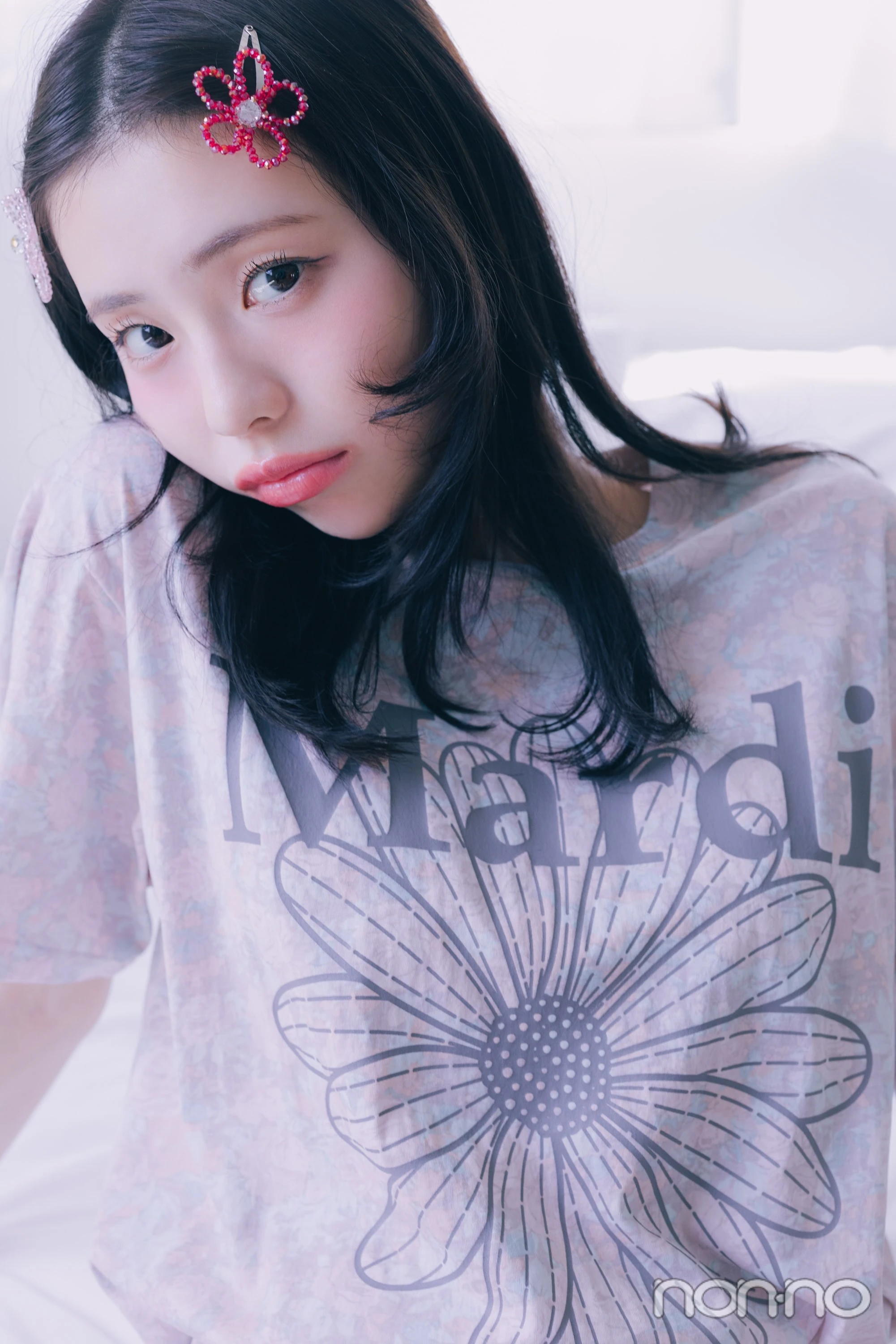 フラワープリントTシャツを着た菊地姫奈の寄り