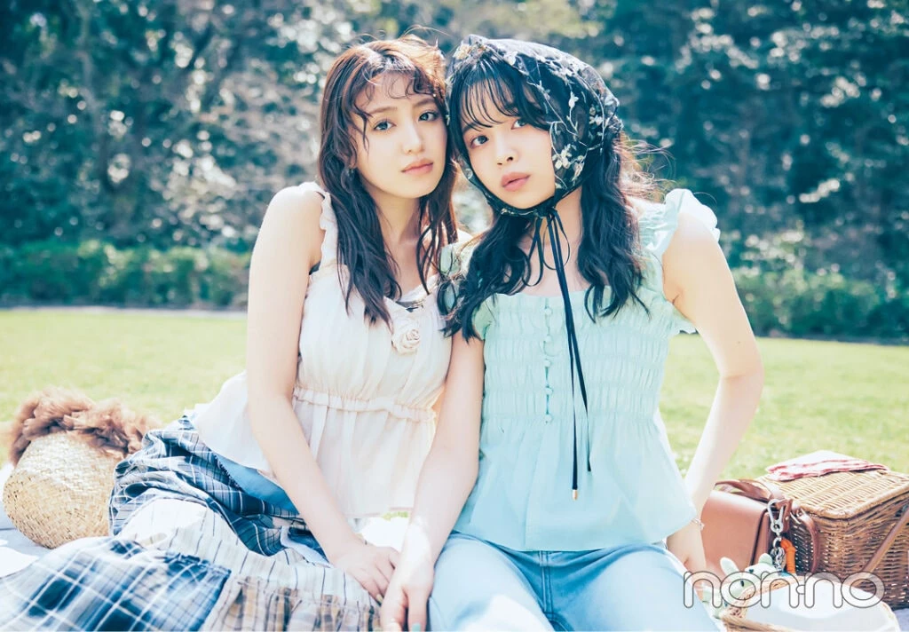 香音と林芽亜里の夏イベ肌見せトップスモデルカット5−1