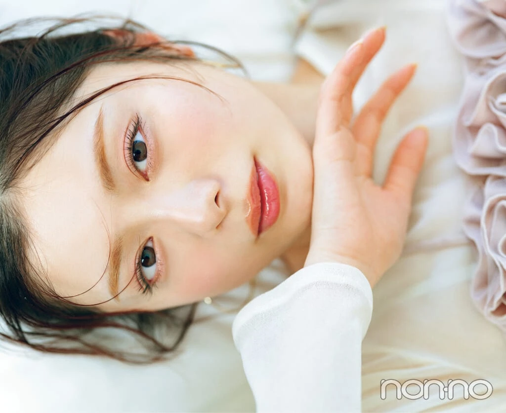 ジルスチュアート ドレスドブルーム アイズ 02を使ってスウィートメイクをした紺野彩夏