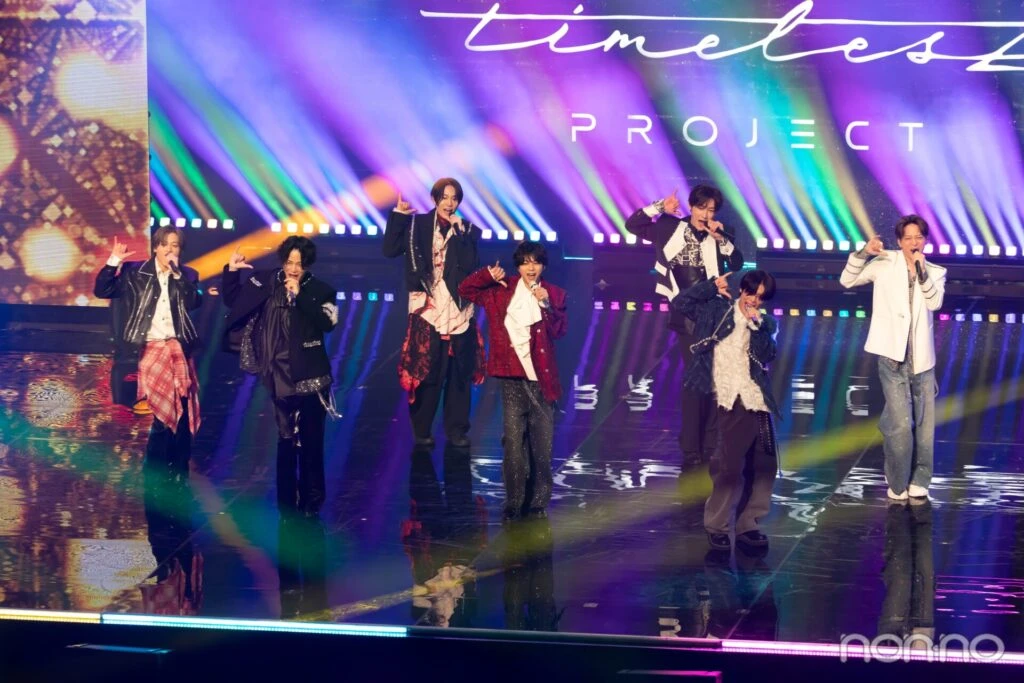ステージで踊るチームBLUEとtimelesz(右から)寺西拓人、松島聡、浜川路己、佐藤勝利、橋本将生、菊池風磨、猪俣周杜