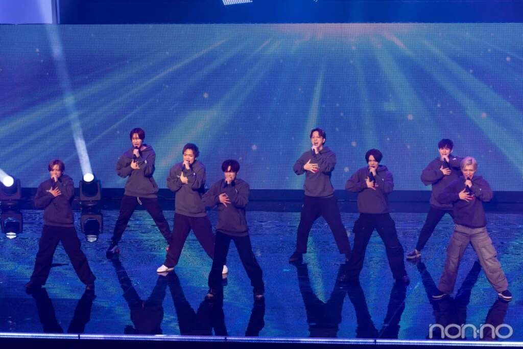 パーカ姿でステージで踊る候補生8人(右から)篠塚大輝、浅井乃我、橋本将生、寺西拓人、浜川路己、原嘉孝、本多大夢、猪俣周杜
