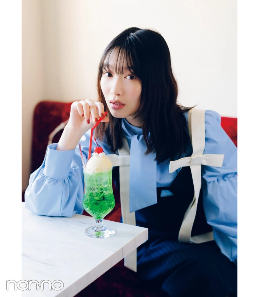 ボウタイブラウス×ストラップワンピのフェミニンコーデ