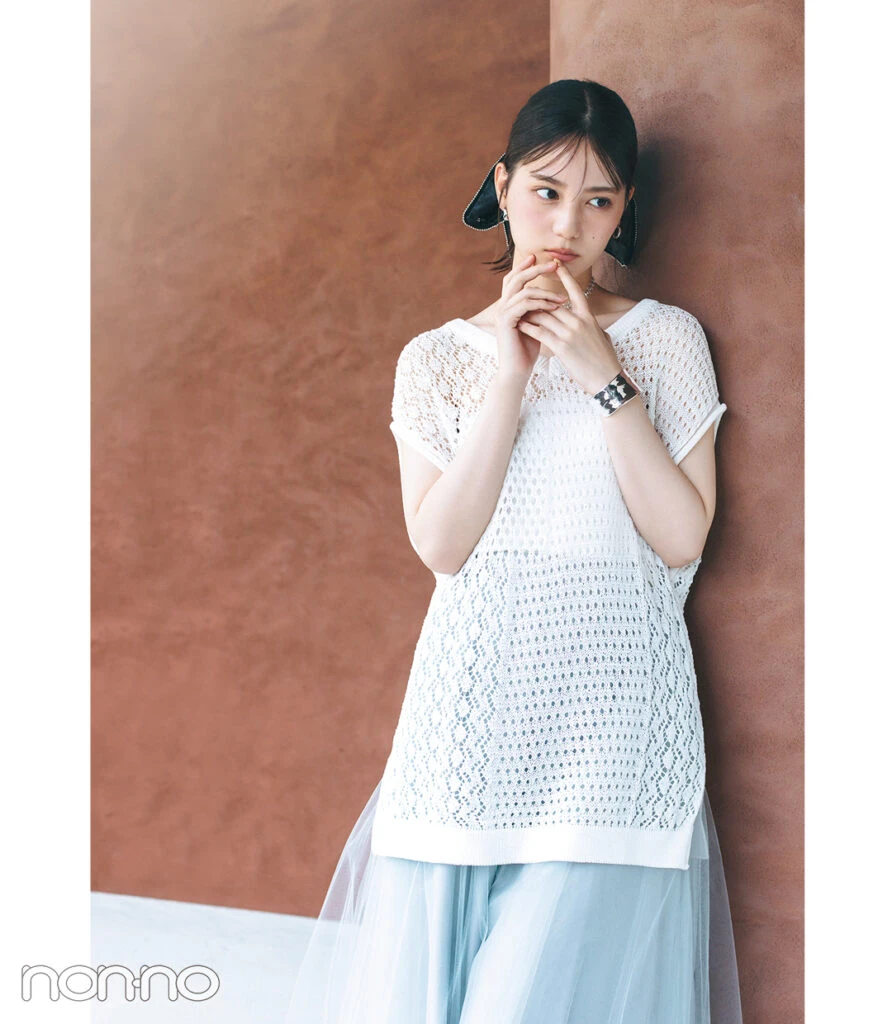 ヘアアクセサリーおすすめブランドの「heyep／ヘイップ」のシュシュをつけた女性