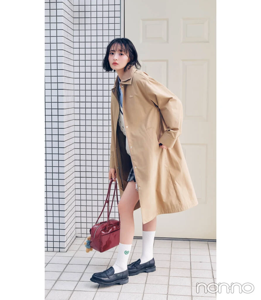 LACOSTEのミドル丈アウター×ミニスカートのコーデ