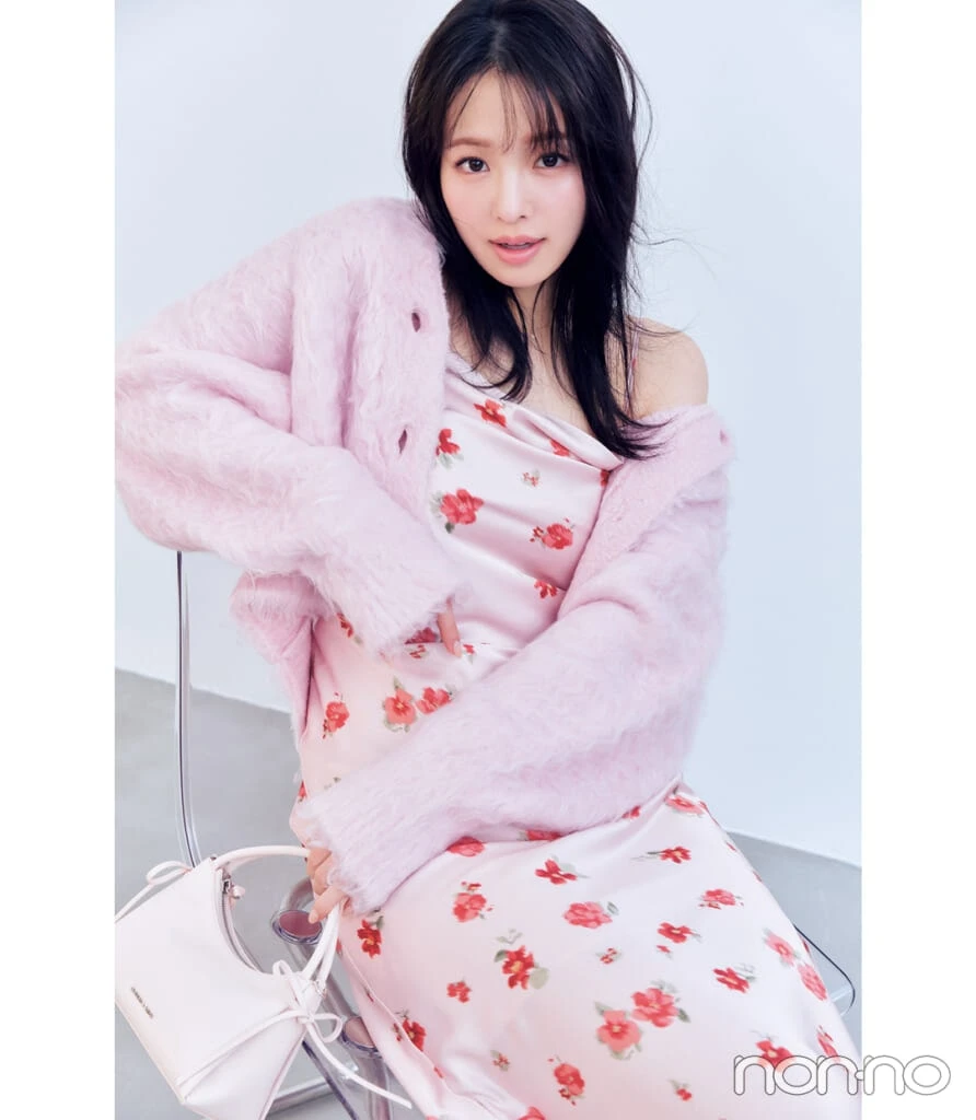 横田真悠の大人っぽいピンクコーデ 花柄ワン歩