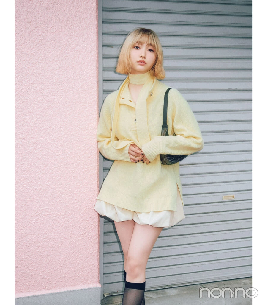 小宮山莉渚の顔回りが華やぐチョーカーつきニット