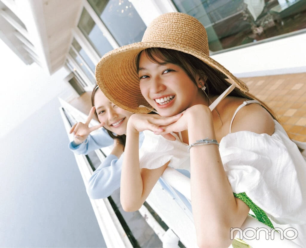 南国リゾート旅行に行く時の白ワンピースリンクコーデに合わせる麦わら帽子