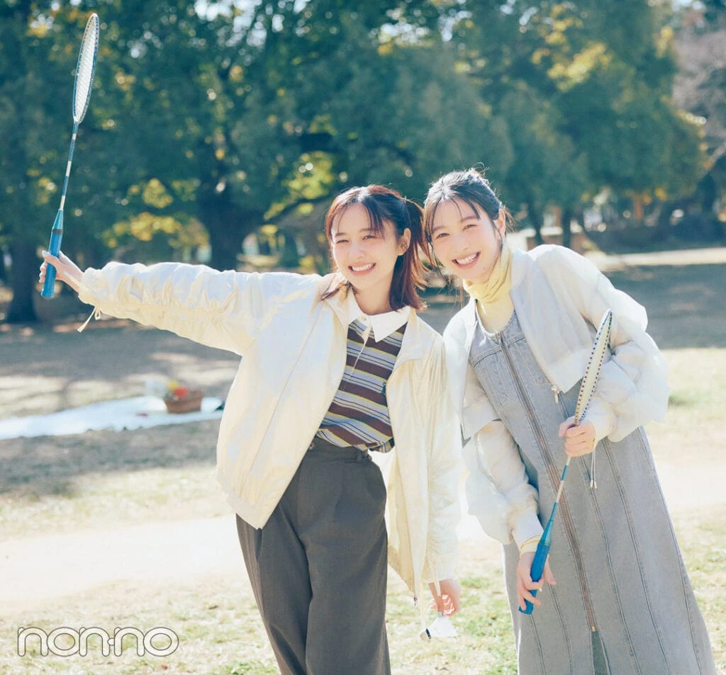 岡本夏美と堀田真由のピクニックに行く時の春アウター2-1