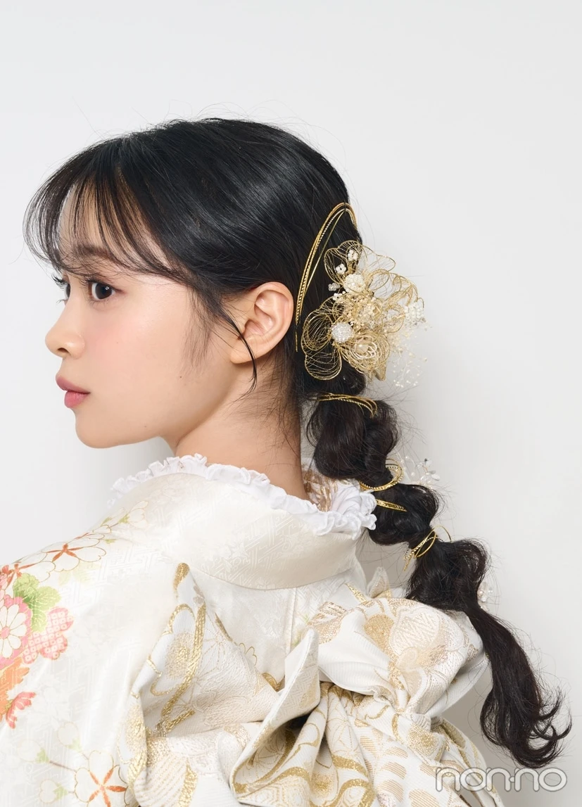 成人式ロングヘアアレンジ　ポニーテールを数箇所結んだヘアの横顔