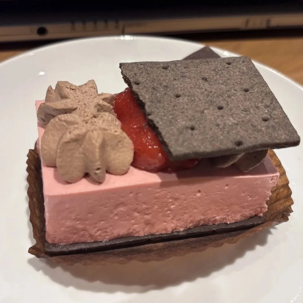 スタバ新作　クッキーサンドストロベリーアンドチョコ