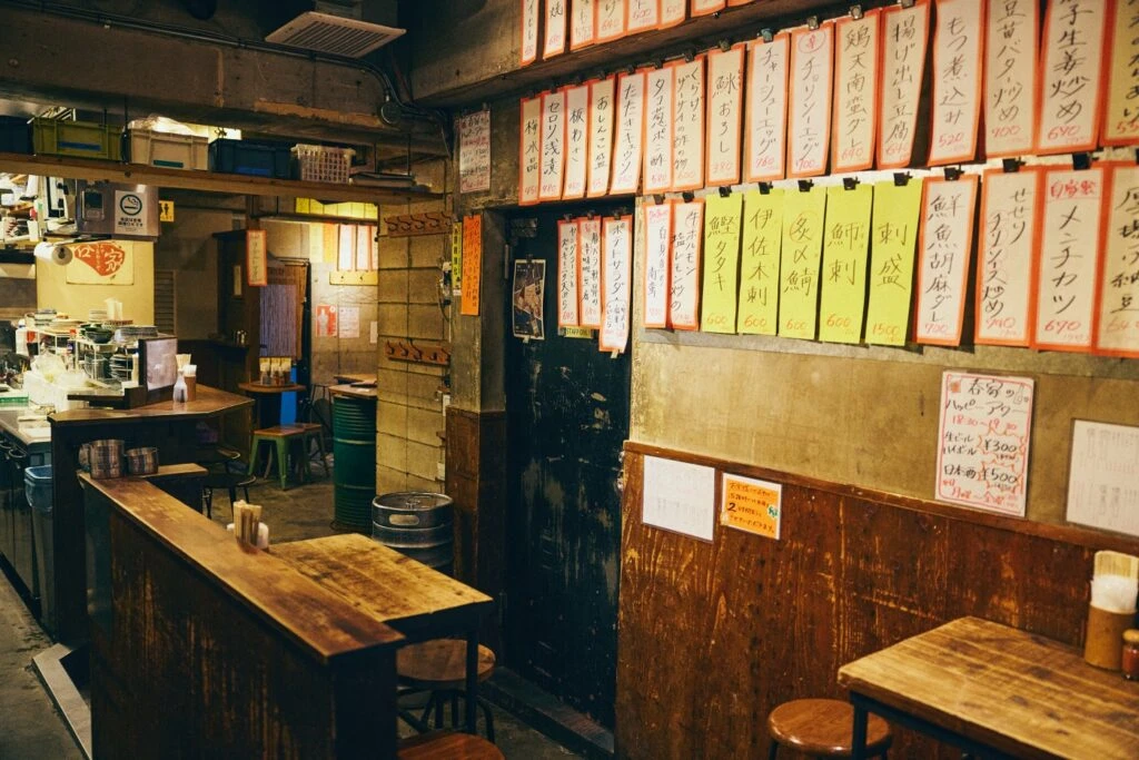 短冊のメニューが壁に貼られた店内写真