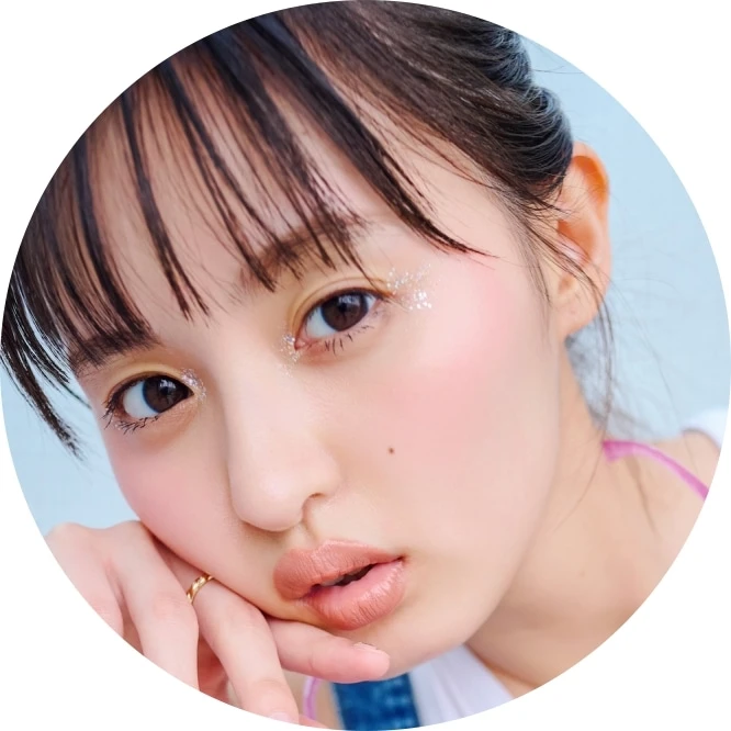 デニムビスチェを着てサングラスを持つ遠藤さくら