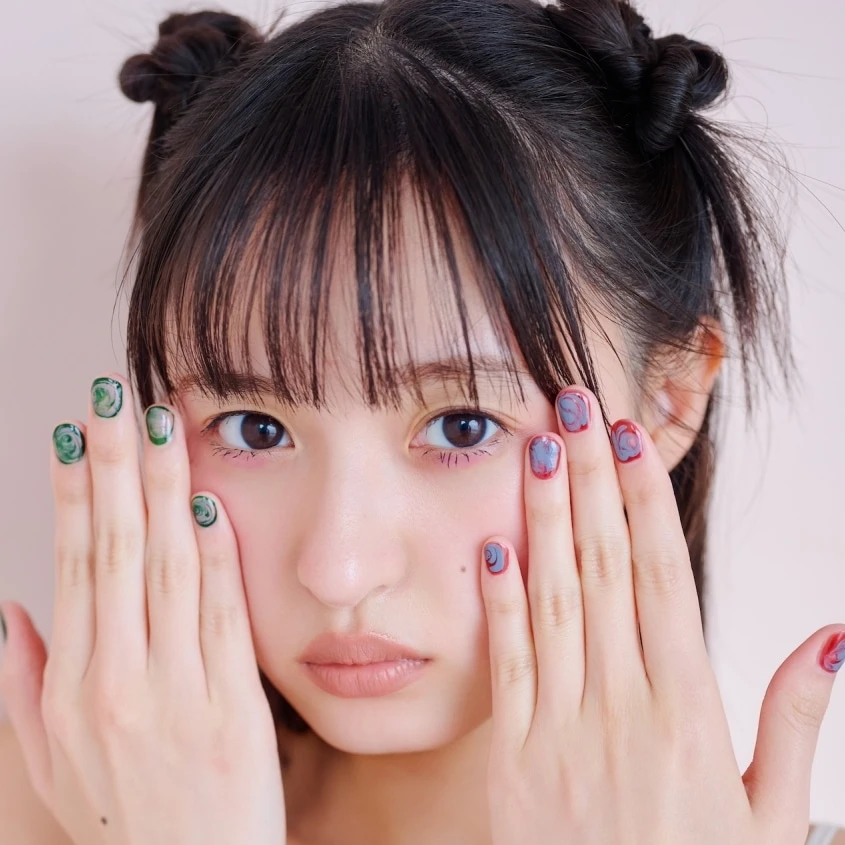 白いオフショルトップスを着た遠藤さくらの顔のアップ