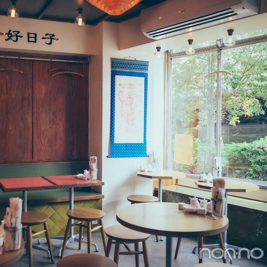 自然光の差し込む店内画像
