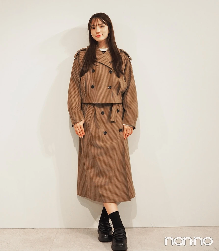 「ショートトレンチチェックコート by rokh」×「トレンチチェックスカート by rokh」 カラー: 34 BROWNの正面コーデ