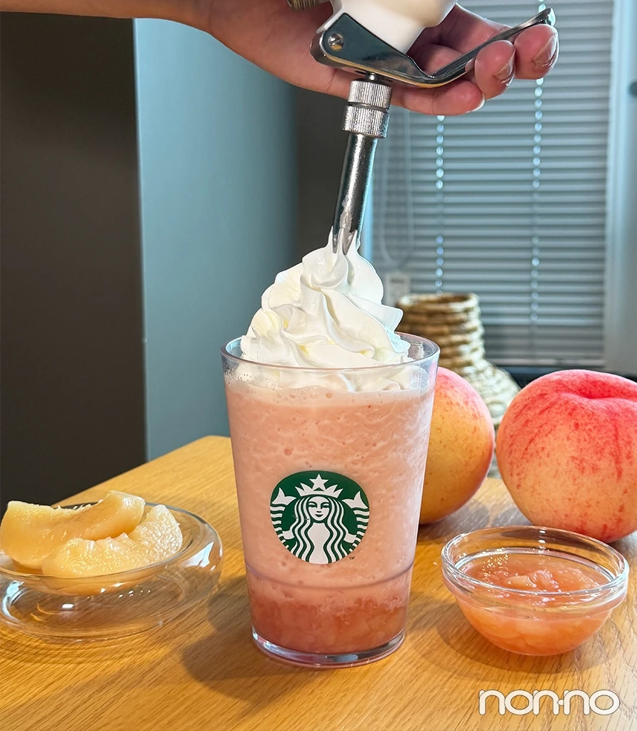 ホイップクリームを絞っている様子
