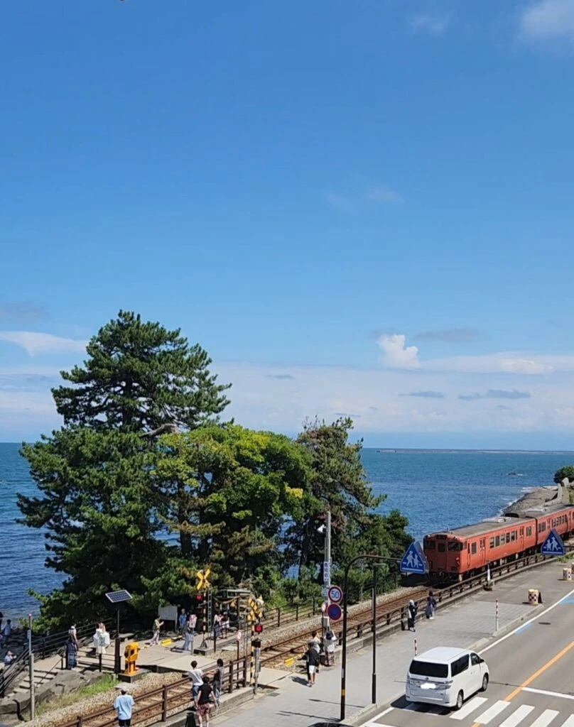 雨晴海岸 海沿いを走る電車 写真 道の駅雨晴から