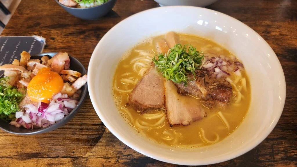 鶏白湯ラーメン ヤキブタまぶし飯 セット ランチ 麺乃はる