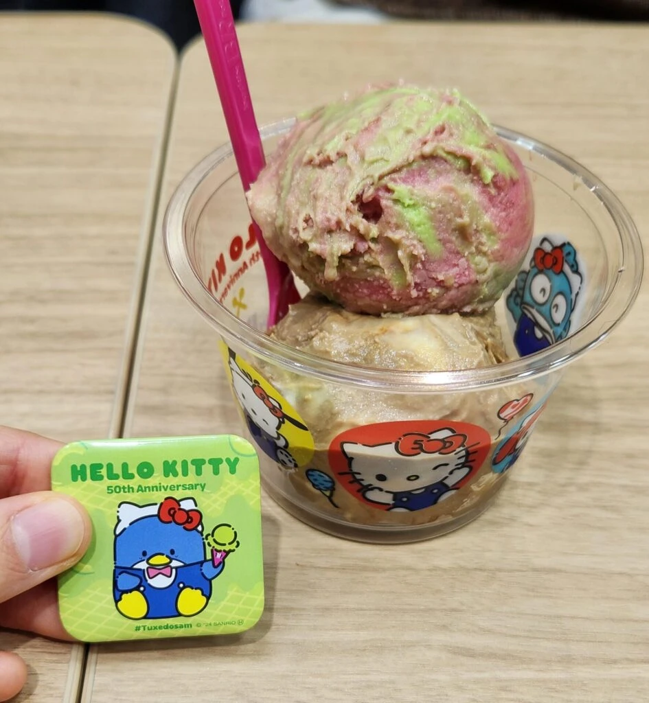 サーティワン タキシードサム サンリオコラボ 缶バッジ