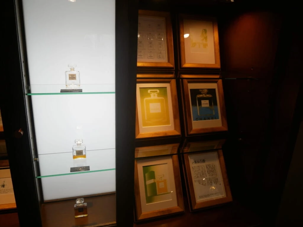 大分香りの博物館_2階展示(香水瓶の歴史)