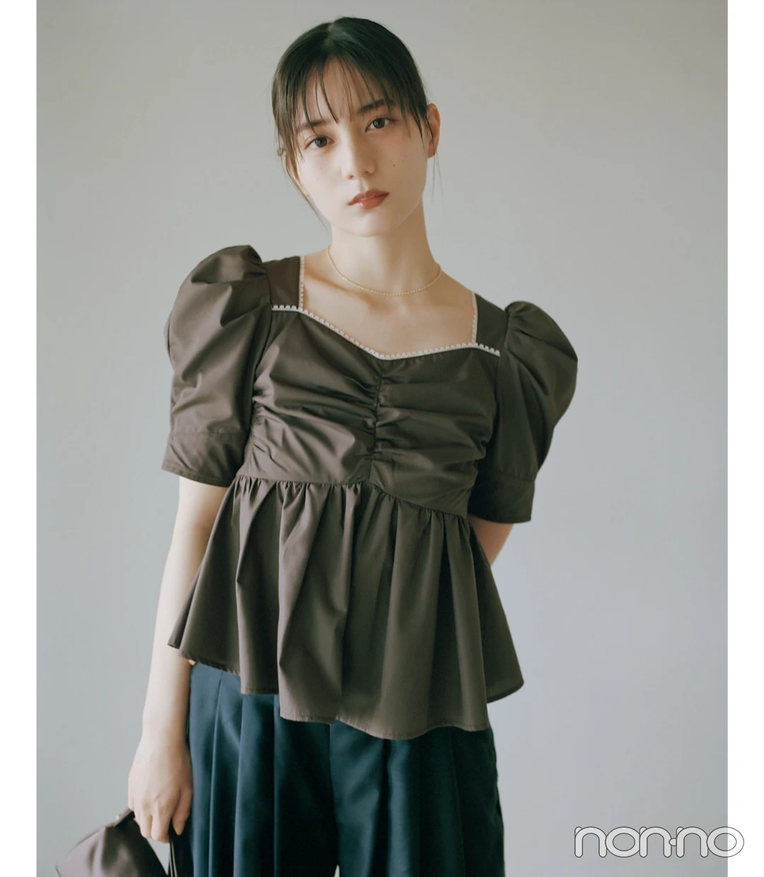 小坂菜緒のブラウン×ネイビーコーデ