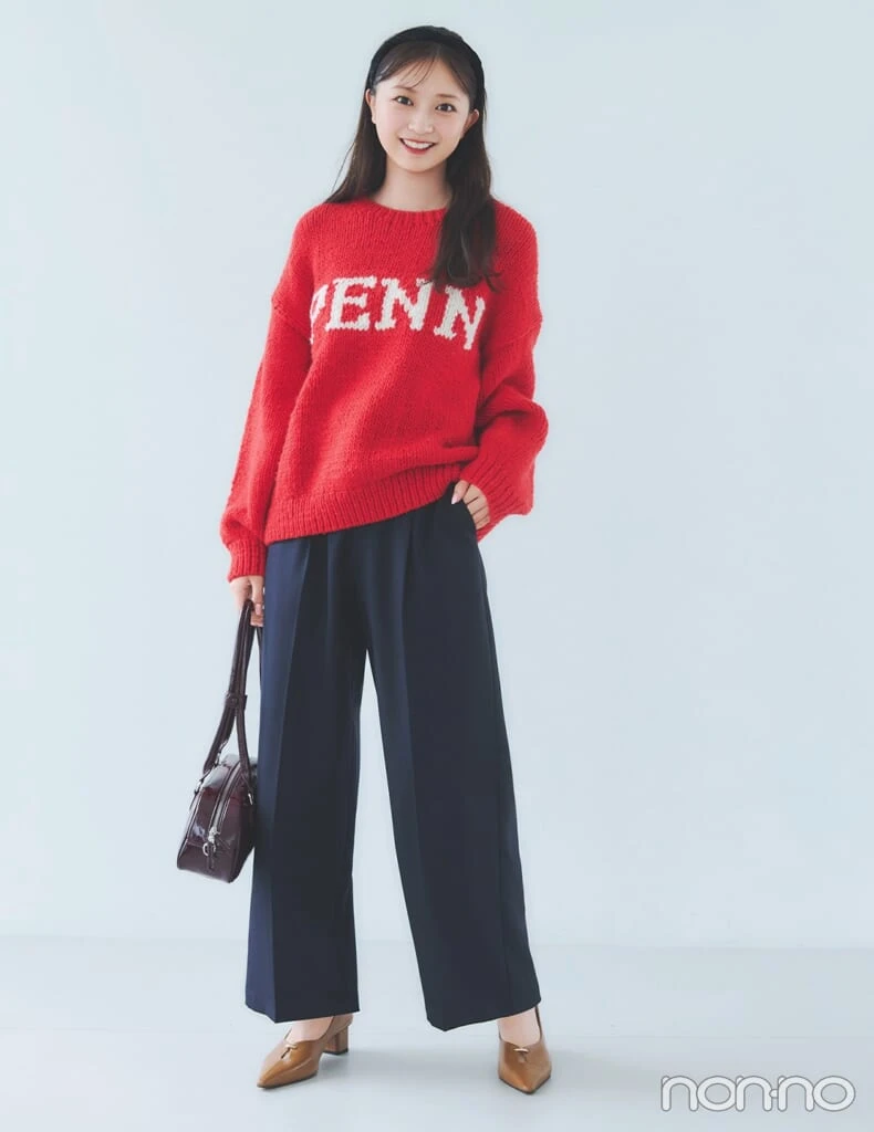 ロゴ入り赤ニットとスラックスとパンプスを合わせた赤ニットコーデの女性