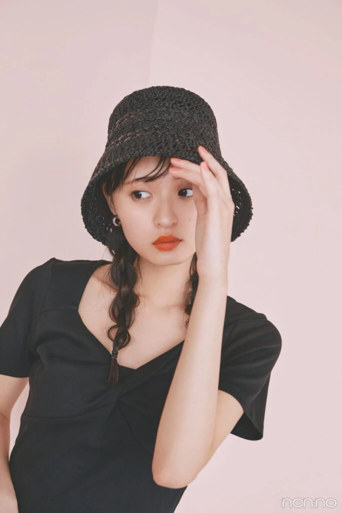 遠藤さくらのフロントツイストTシャツの寄り-2