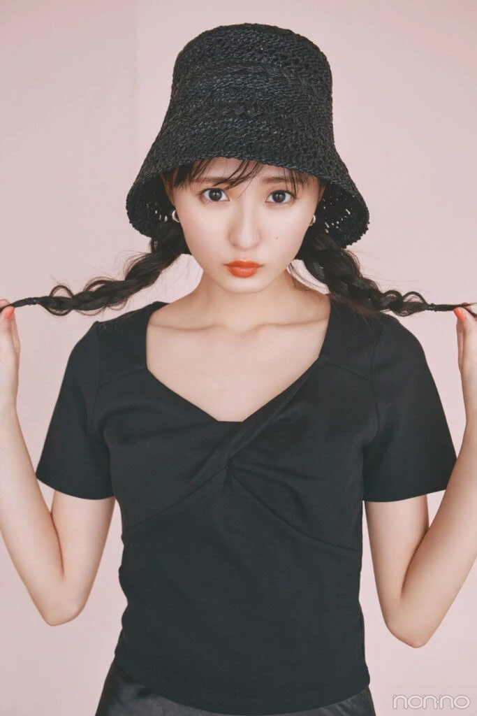 目線をそらす遠藤さくらのフロントツイストTシャツの寄り