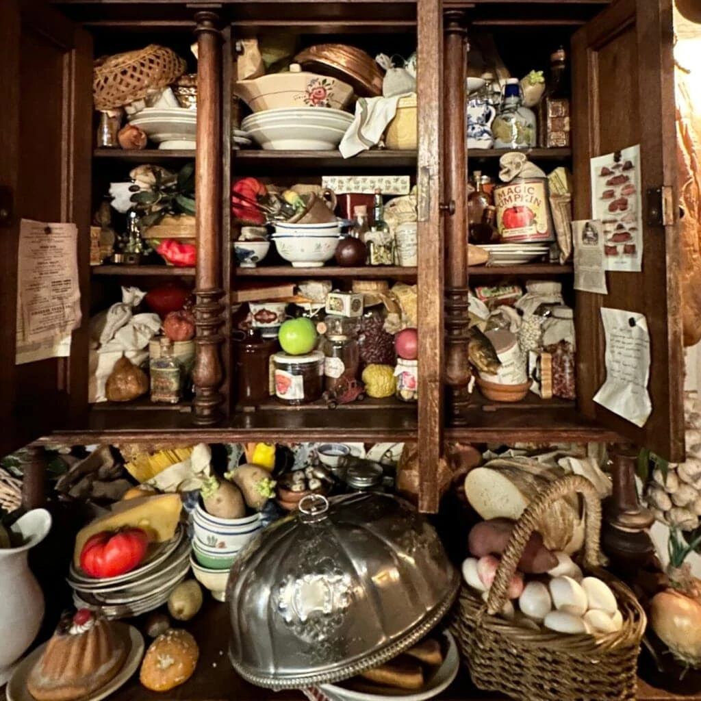 『ジブリパーク』「魔女の谷」の「ハウルの城」1階の汚すぎる食器棚