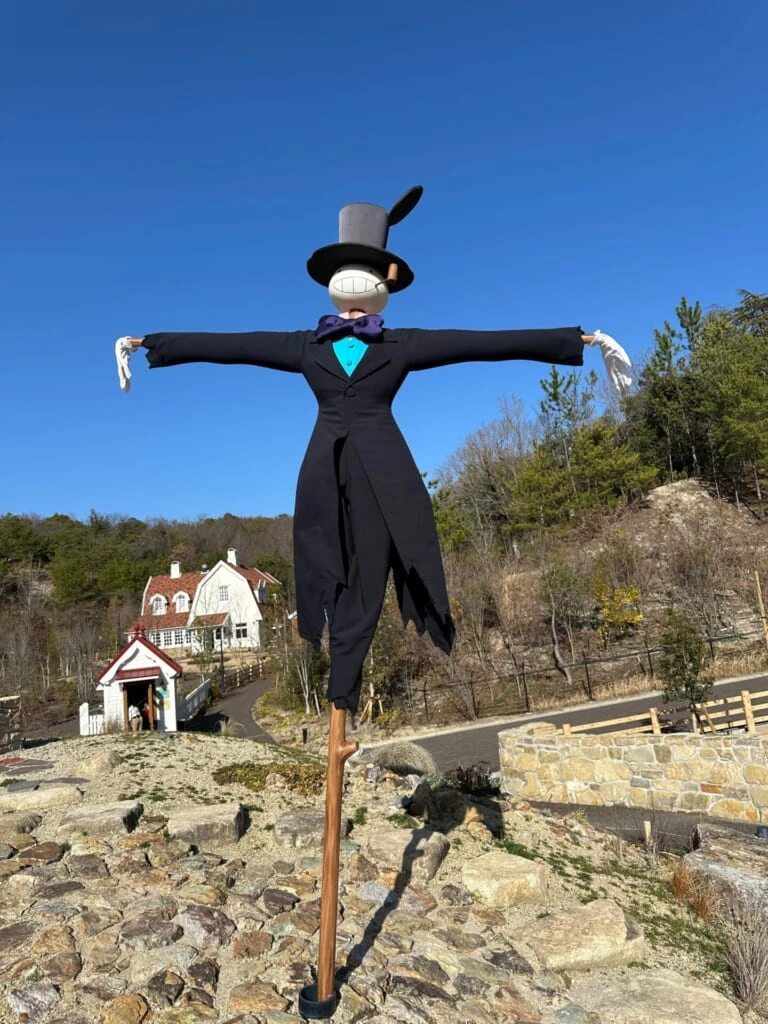 『ジブリパーク』「魔女の谷」の「ハウルの城」手前の廃墟の街中心にあるカブのカカシ