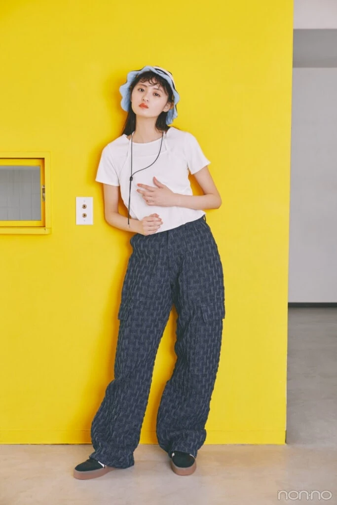 遠藤さくらのホルターネックレイヤードTシャツの全身