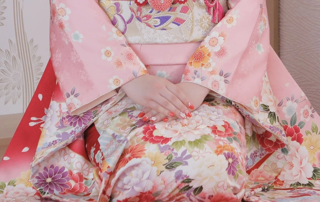 振袖で成人式の前撮りをしている女性の手元