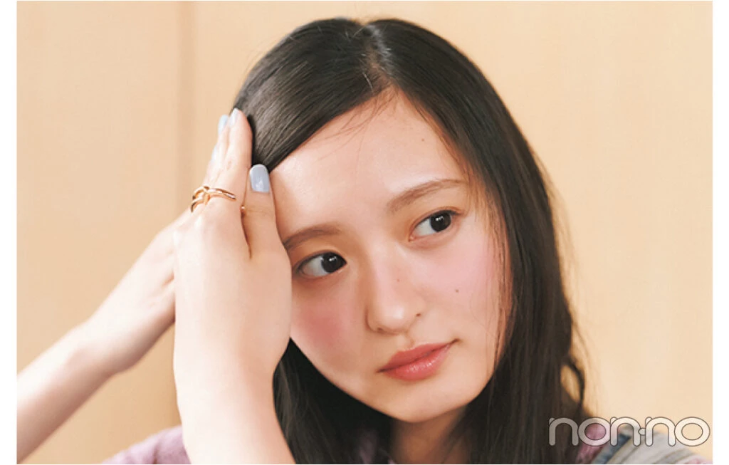 斜め前髪の手順2、ヘアバームをつけてタイトに流す