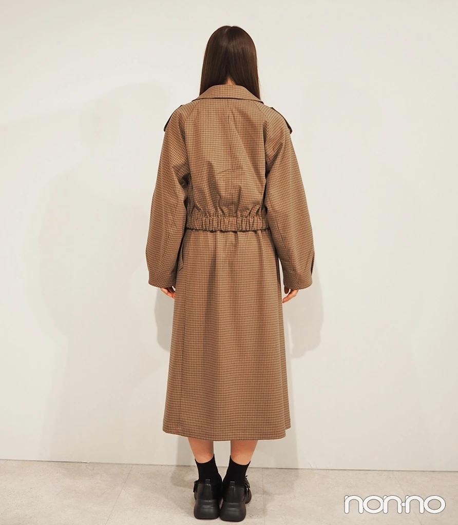 「ショートトレンチチェックコート by rokh」×「トレンチチェックスカート by rokh」 カラー: 34 BROWNの後ろ姿
