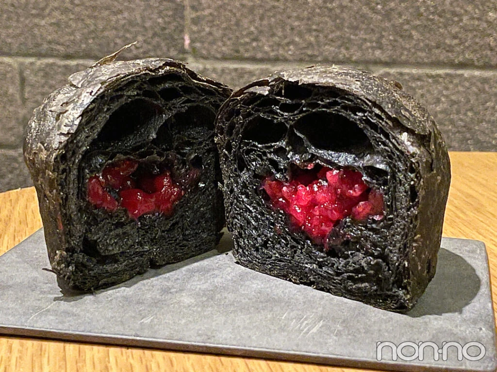 スターバックスのハロウィン新作・『ハロウィン チョコ&ベリーデニッシュ』の断面