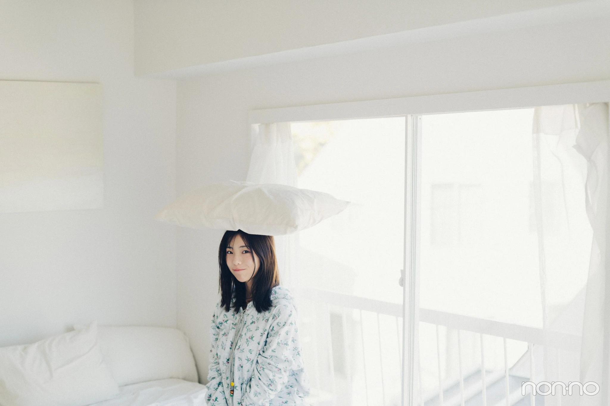 菊地姫奈のひなでぃぐ。第8回の枕を頭に載せたショット