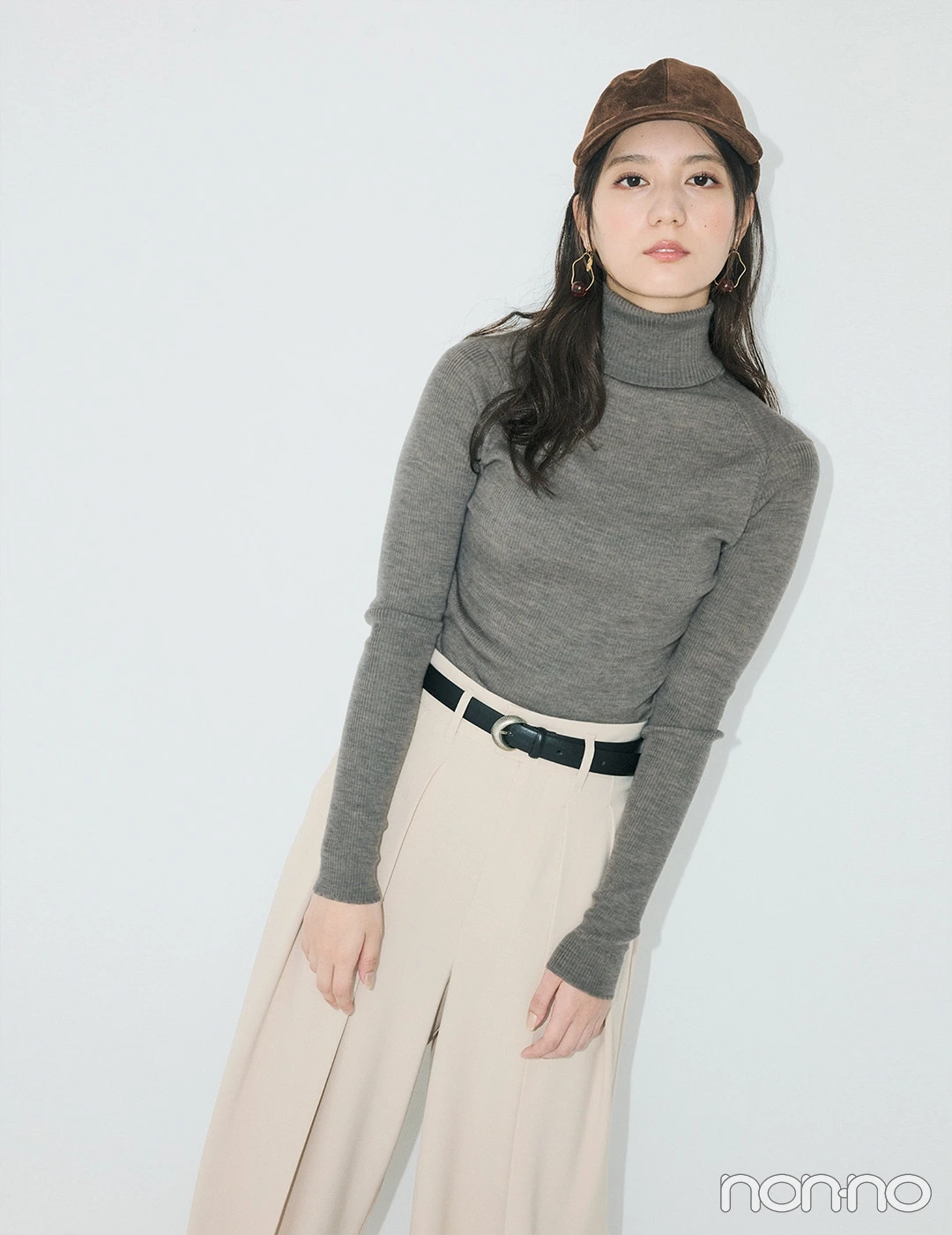 グレータートルニット×白パンツのコーデ